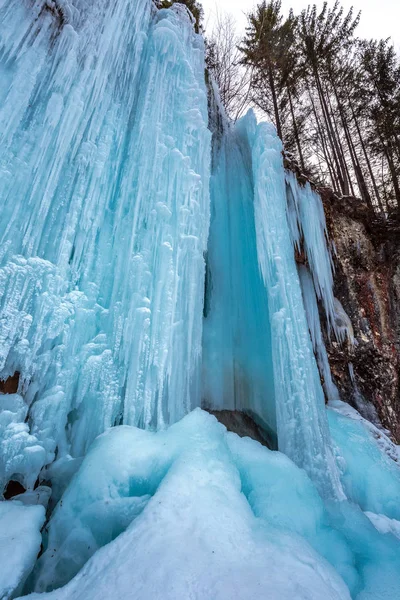 Winterlandschap Met Grote Bevroren Waterval Bergen — Stockfoto