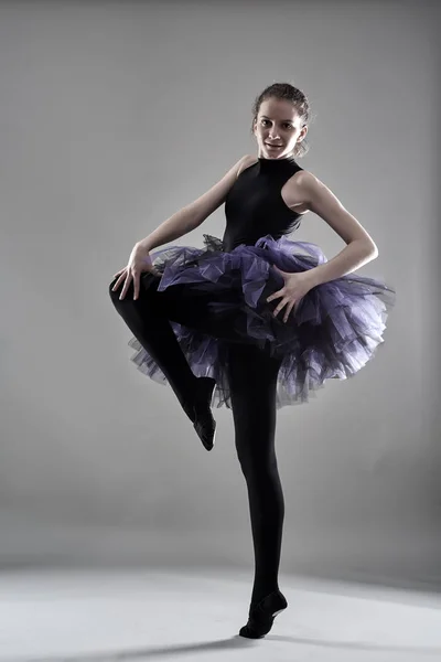 Young Female Dancer Posing Gray Background — Stock Photo, Image