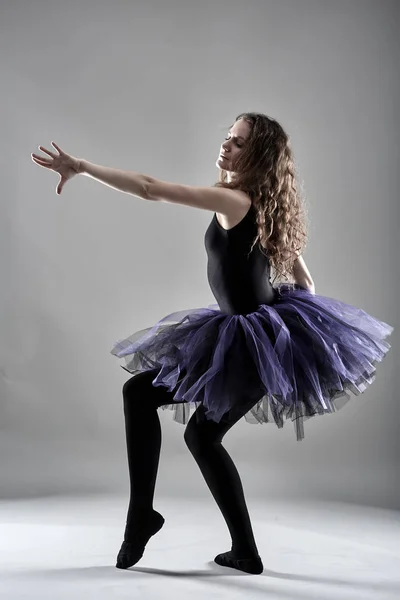 Giovane Ballerina Posa Sfondo Grigio — Foto Stock