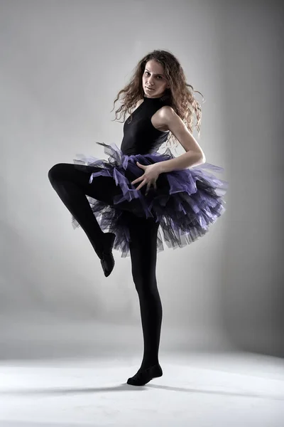 Giovane Ballerina Posa Sfondo Grigio — Foto Stock