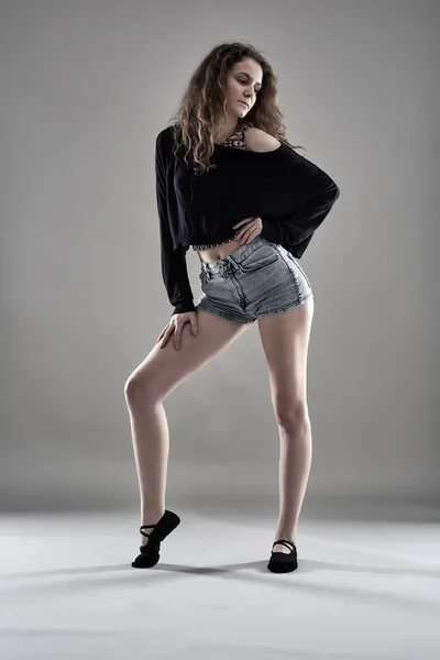 Joven Bailarina Con Pantalones Cortos Blusa Pie Sobre Fondo Gris —  Fotos de Stock