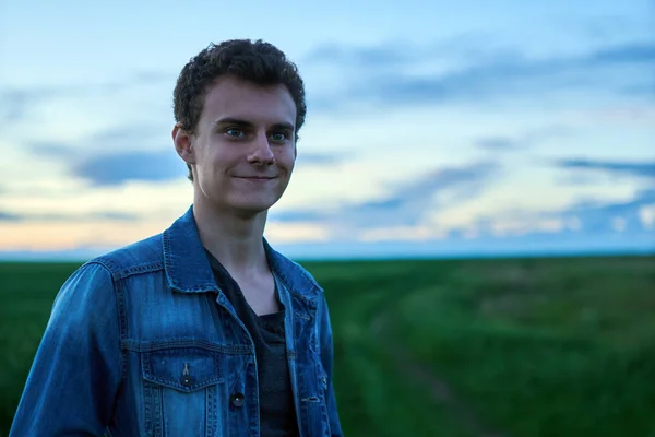 Portret Van Tiener Jongen Dragen Denim Jasje Staande Veld Bij — Stockfoto