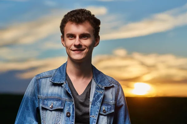 Portret Van Tiener Jongen Dragen Denim Jasje Staande Veld Bij — Stockfoto