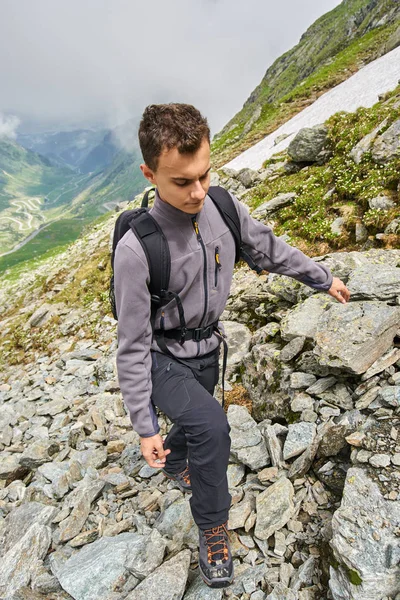 Jonge Backpacker Wandelen Bergen — Stockfoto