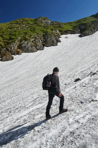 Young Man Hiking Trail Covered Snow Mountains — Stock Photo, Image