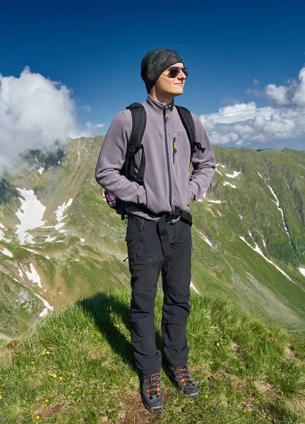 Молодой Турист Отправляется Поход Горы — стоковое фото