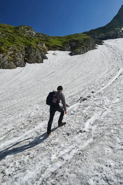 Young Man Hiking Trail Covered Snow Mountains — Stock Photo, Image
