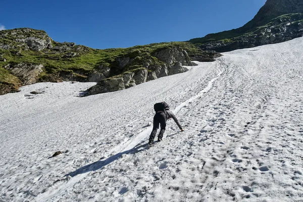 Junger Mann Wandert Auf Schneebedecktem Pfad Den Bergen — Stockfoto