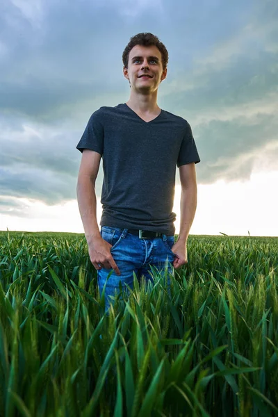 Portrét Dospívající Chlapce Stojící Pšeničné Pole Při Západu Slunce — Stock fotografie