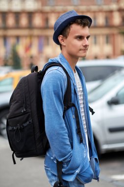 Sırt çantası ile genç genç çocuk