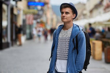 Sırt çantası ile genç genç çocuk