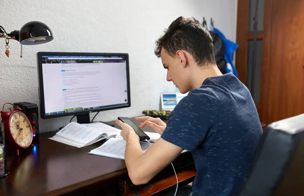 Studente Diligentemente Facendo Compiti Casa Alla Scrivania Con Computer — Foto Stock