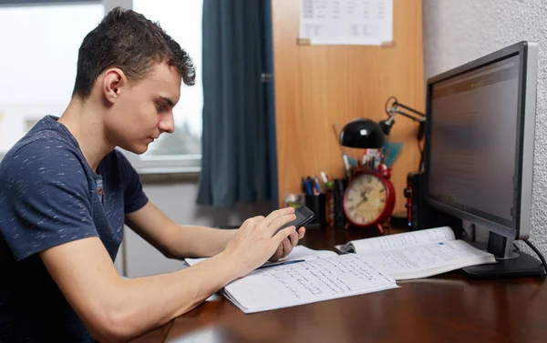 Étudiant Faisant Diligemment Des Devoirs Bureau Avec Ordinateur — Photo