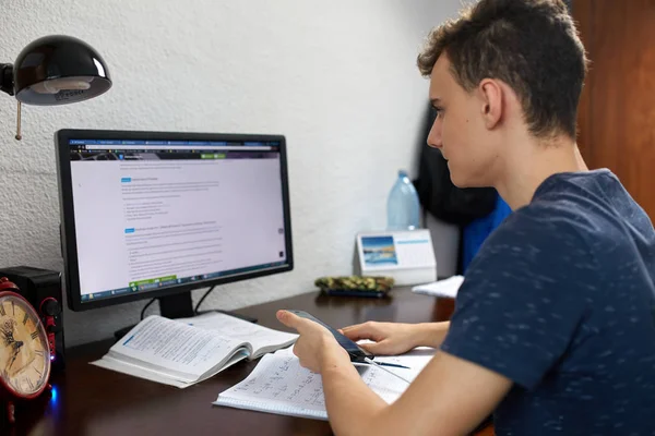 Estudante Diligentemente Fazendo Lição Casa Mesa Com Computador — Fotografia de Stock