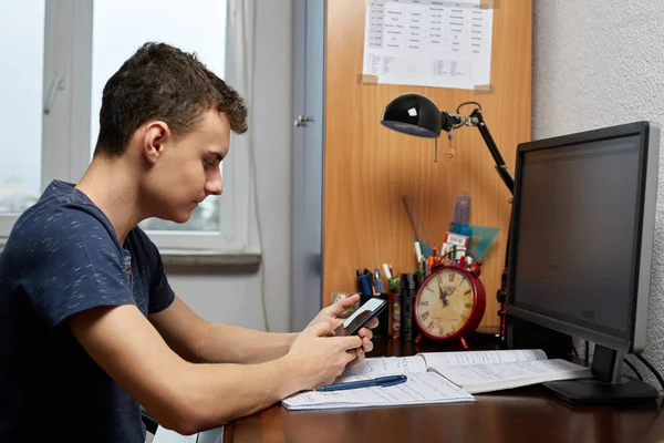 Φοιτητής Που Κάνει Την Εργασία Στο Γραφείο Υπολογιστή — Φωτογραφία Αρχείου