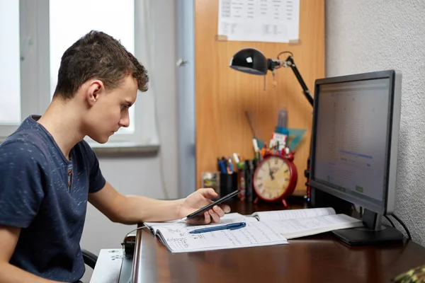 Estudiante Haciendo Deberes Escritorio Con Computadora — Foto de Stock