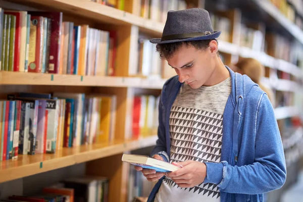 Jonge Student Kiezen Boek Uit Bibliotheek — Stockfoto