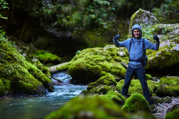 Senderista Adolescente Feliz Con Mochila Orillas Del Río Mostrando Los — Foto de Stock