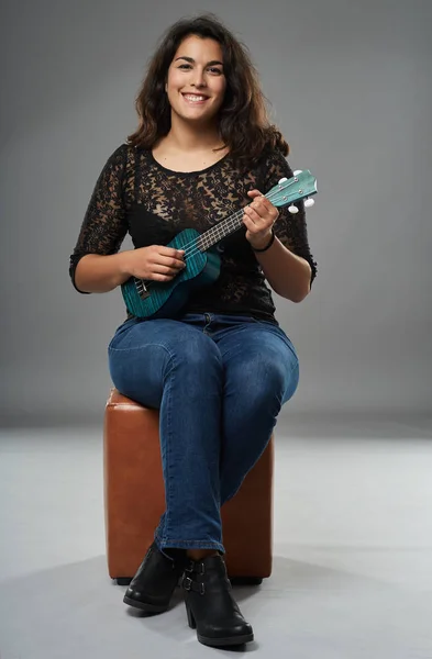 Retrato Jovem Hispânica Tocando Ukulele — Fotografia de Stock