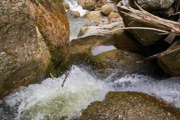 Rzeki Górskie Kaskady Dzień Wiosny — Zdjęcie stockowe