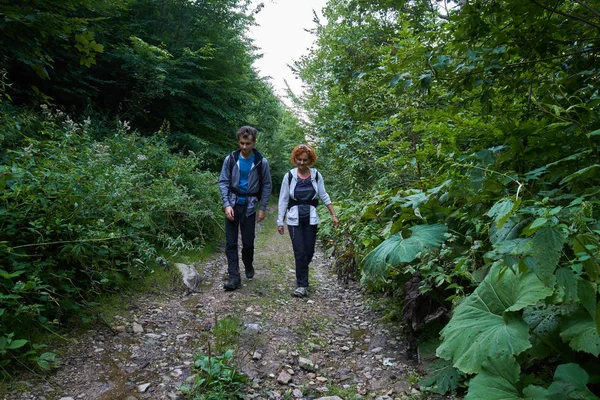 Familia Excursionistas Caminando Por Las Montañas — Foto de Stock