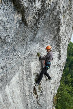 Koruyucu dağcı genç adam dişli doğum via ferrata rota tırmanma