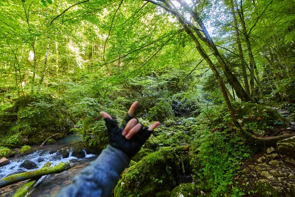 Rock Roll Işareti Orman Arka Plan Üzerinde Gösterilen Genç Adamın — Stok fotoğraf