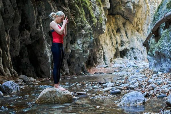 Young Yoga Practitioner Exercising Various Asanas Canyon — Stock Photo, Image