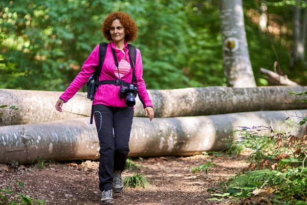 Žena Profesionální Kamerou Turistiku Lesa — Stock fotografie