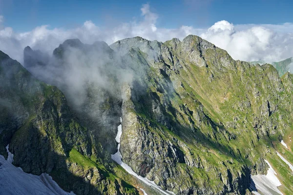 Dağlar Aralığı Bulutlarda Erken Yaz Manzara — Stok fotoğraf