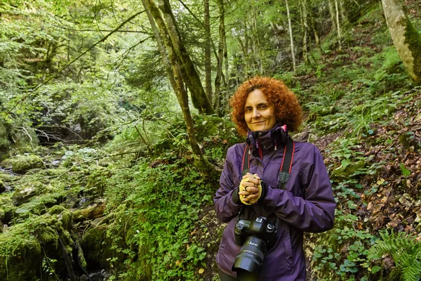 Heureuse Femme Touristique Avec Caméra Randonnée Dans Les Bois — Photo