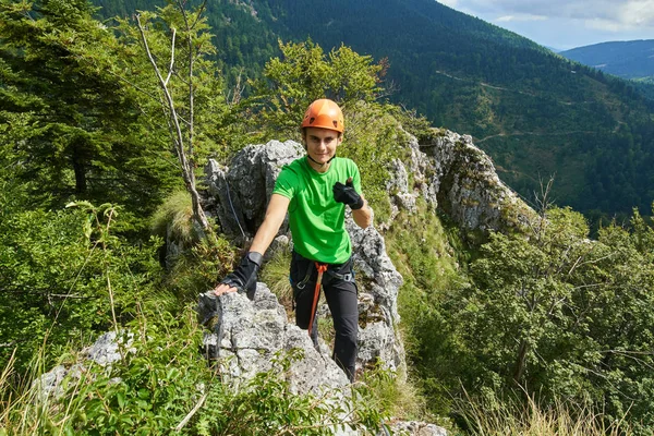Νεαρός Άνδρας Φορώντας Προστατευτικά Ορειβατικό Εξοπλισμό Δείχνει Μπράβο Σημάδι Ενώ — Φωτογραφία Αρχείου