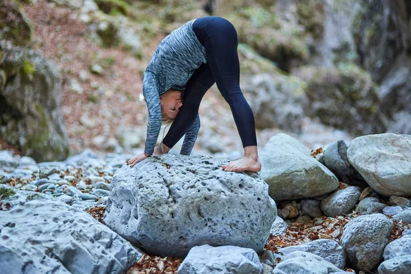 Jovem Praticante Ioga Exercendo Vários Asanas Cânion — Fotografia de Stock