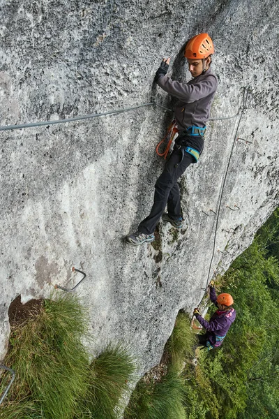 Άνθρωποι Αναρρίχηση Στο Ferrata Διαδρομή Στον Τοίχο Κατακόρυφου Βουνού — Φωτογραφία Αρχείου