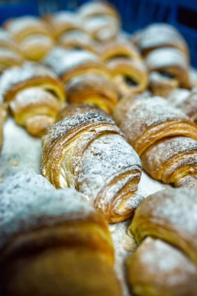 Čerstvě Pečené Croissanty Sypané Cukrem — Stock fotografie