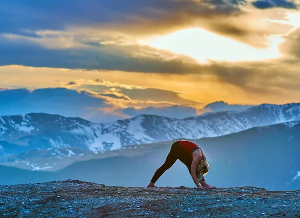 Praticien Yoga Faisant Exercice Montagne Coucher Soleil — Photo