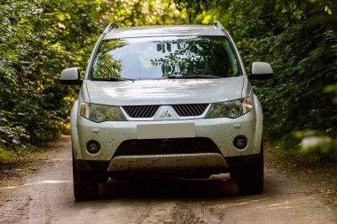 Comana, Romanya, 1 Eylül 2016: Beyaz bir toprak yol üzerinde Mitsuhishi yabancı 4 x 4 Suv