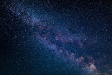 Yıldızlar ve Samanyolu Gökadası ile gece scape