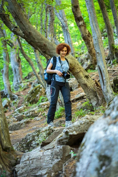 Toeristische Vrouw Met Camera Rugzak Wandelen Het Bos — Stockfoto