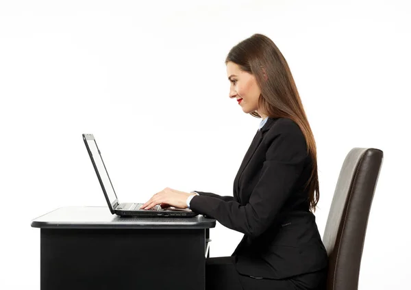 Jovem Hispânico Mulher Negócios Digitando Laptop Mesa — Fotografia de Stock