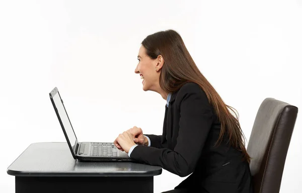 Mulher Negócios Divertida Rindo Enquanto Lia Laptop — Fotografia de Stock