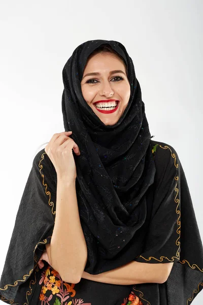 Nahaufnahme Einer Ethnischen Frau Schwarzem Kleid — Stockfoto