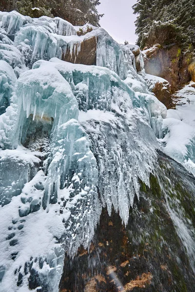 Παγωμένου Καταρράκτη Τον Χειμώνα Στα Βουνά — Φωτογραφία Αρχείου