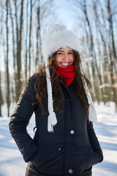 Zimní Portrét Krásné Mladé Ženy Nosit Bílé Nadýchané Čepice Šála — Stock fotografie