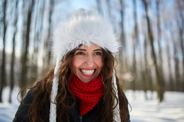 Winterporträt Einer Hübschen Jungen Frau Mit Flauschigem Weißen Hut Und — Stockfoto