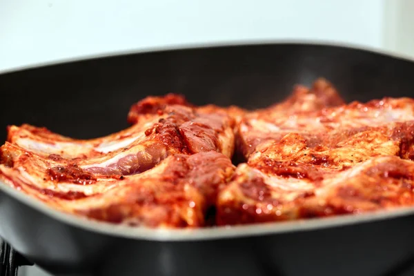 Blick Auf Gewürzt Scharfe Schweinerippchen Der Pfanne Bereit Zum Kochen — Stockfoto