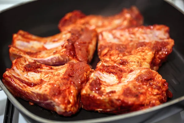 Closeup View Seasoned Pork Ribs Cooking Rectangular Frying Pan — Stock Photo, Image