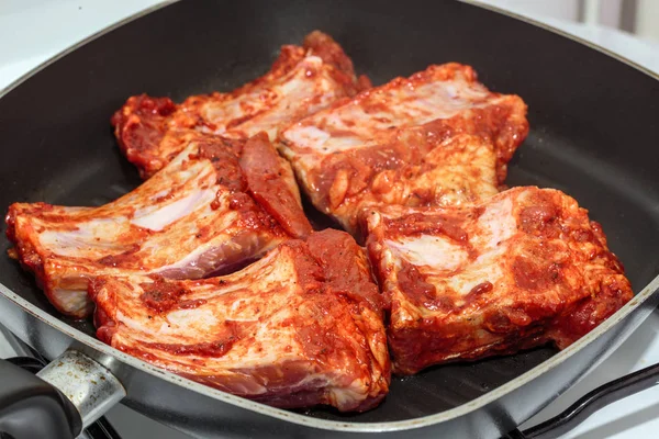 Closeup View Seasoned Pork Ribs Cooking Rectangular Frying Pan — Stock Photo, Image