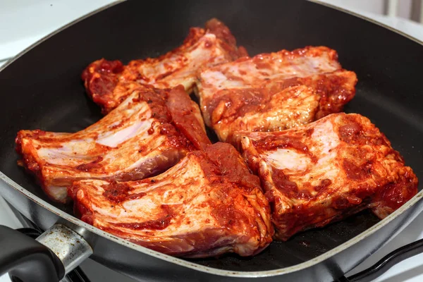 Costelas Porco Temperadas Cozinhando Frigideira — Fotografia de Stock