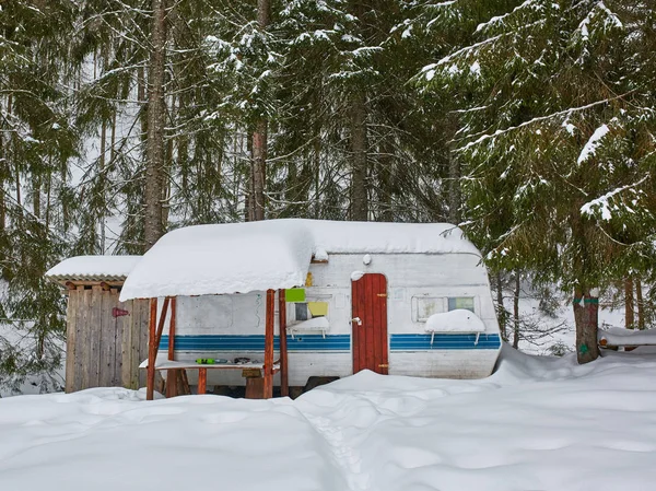 冬の間に森に雪で覆われたトレーラー ロイヤリティフリーのストック画像